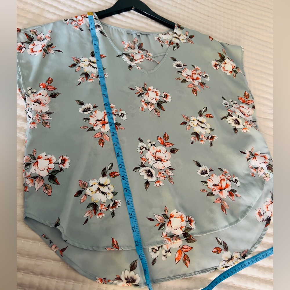 SOLD ——Floral mint pastel colors short sleeve top - Picture 7 of 7